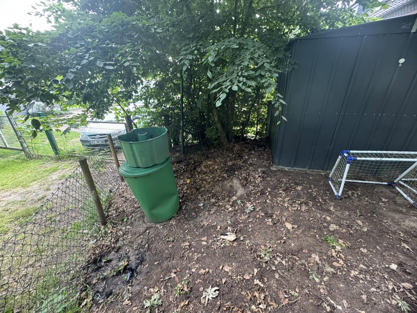 Freigeräumte Gartenecke neben einem Gerätehaus